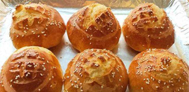 一碗面，加点温水，杯子一压，外酥里软，香甜可口，比面包还好吃