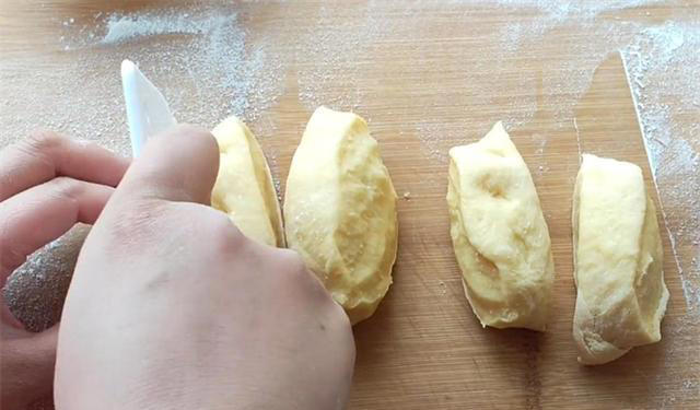 一碗面，加点温水，杯子一压，外酥里软，香甜可口，比面包还好吃