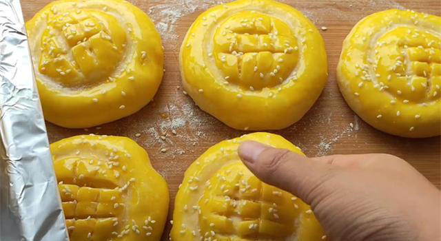 一碗面，加点温水，杯子一压，外酥里软，香甜可口，比面包还好吃