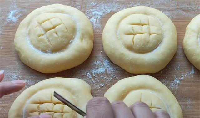 一碗面，加点温水，杯子一压，外酥里软，香甜可口，比面包还好吃