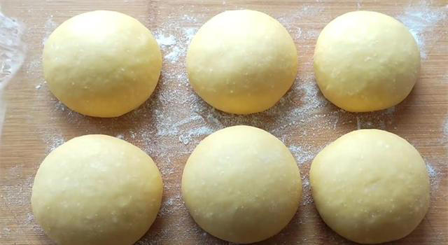 一碗面，加点温水，杯子一压，外酥里软，香甜可口，比面包还好吃