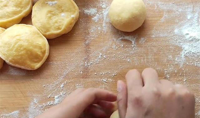 一碗面，加点温水，杯子一压，外酥里软，香甜可口，比面包还好吃