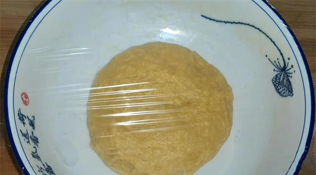 一碗面，加点温水，杯子一压，外酥里软，香甜可口，比面包还好吃