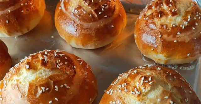 一碗面，加点温水，杯子一压，外酥里软，香甜可口，比面包还好吃