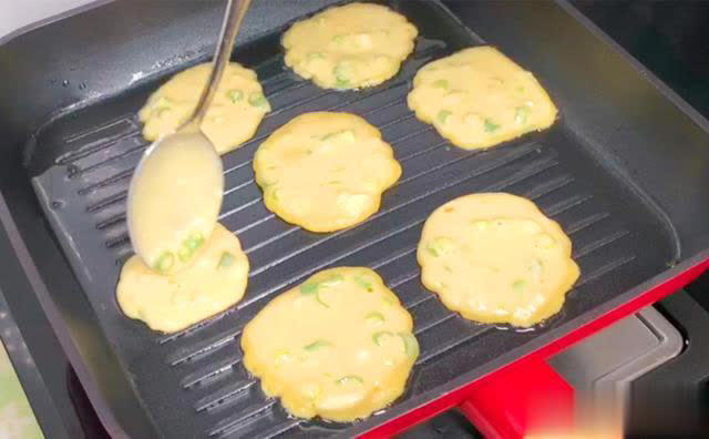 早餐这样做，比包子简单油条香，2分钟学会，一周吃7次不腻