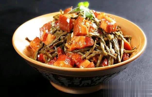 可以准备八道家宴菜，荤素搭配，健康有氛围