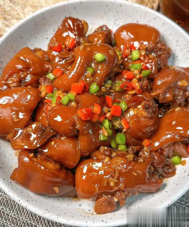 可以准备八道家宴菜，荤素搭配，健康有氛围