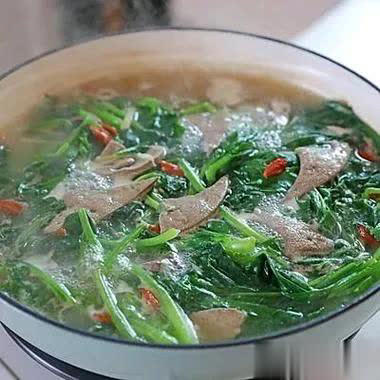 可以准备八道家宴菜，荤素搭配，健康有氛围