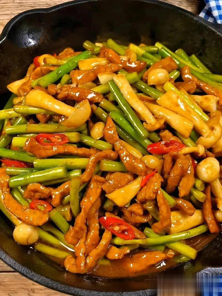 可以准备八道家宴菜，荤素搭配，健康有氛围