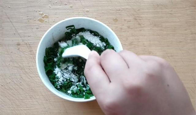 一把小葱，一碗面粉，卷一卷，拧一拧，教你脆皮葱花饼，一碰掉渣