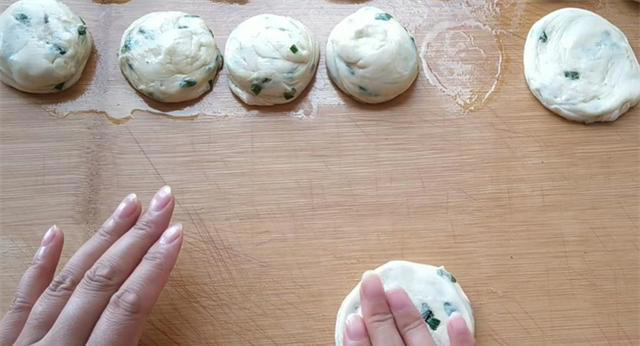 一把小葱，一碗面粉，卷一卷，拧一拧，教你脆皮葱花饼，一碰掉渣