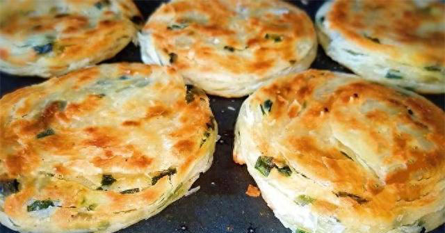 一把小葱，一碗面粉，卷一卷，拧一拧，教你脆皮葱花饼，一碰掉渣