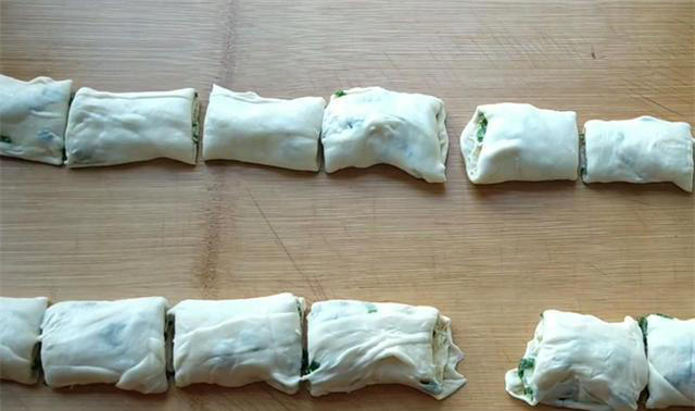 一把小葱，一碗面粉，卷一卷，拧一拧，教你脆皮葱花饼，一碰掉渣