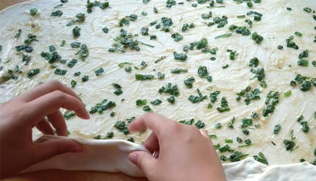 一把小葱，一碗面粉，卷一卷，拧一拧，教你脆皮葱花饼，一碰掉渣