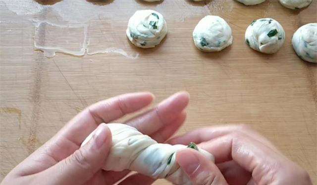 一把小葱，一碗面粉，卷一卷，拧一拧，教你脆皮葱花饼，一碰掉渣