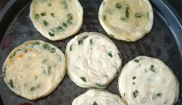 一把小葱，一碗面粉，卷一卷，拧一拧，教你脆皮葱花饼，一碰掉渣