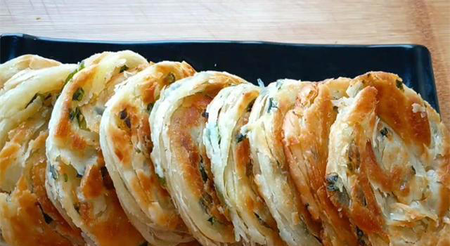 一把小葱，一碗面粉，卷一卷，拧一拧，教你脆皮葱花饼，一碰掉渣