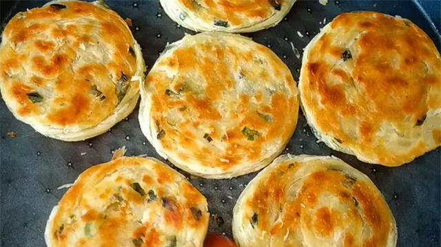 一把小葱，一碗面粉，卷一卷，拧一拧，教你脆皮葱花饼，一碰掉渣