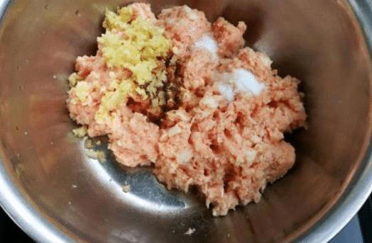 炸肉丸这样做外酥里嫩，好吃还不油腻，太香了