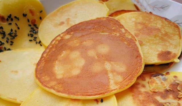 10分钟搞定早餐，酸奶鸡蛋饼外酥里软，你家也能吃上？