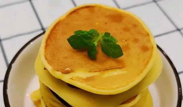 10分钟搞定早餐，酸奶鸡蛋饼外酥里软，你家也能吃上？