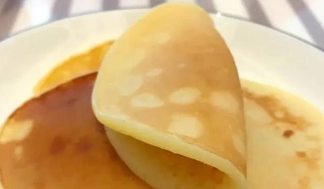 10分钟搞定早餐，酸奶鸡蛋饼外酥里软，你家也能吃上？