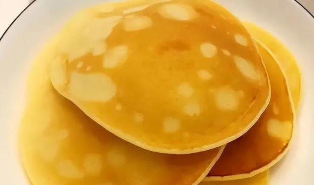 10分钟搞定早餐，酸奶鸡蛋饼外酥里软，你家也能吃上？