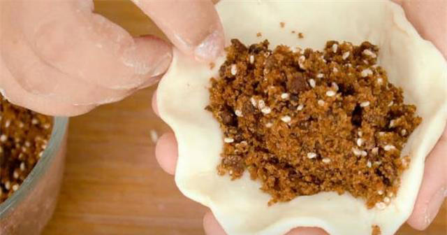 2勺面粉1勺糖，教你烙饼新做法，香甜蓬松，好吃到流口水