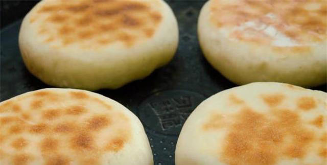 2勺面粉1勺糖，教你烙饼新做法，香甜蓬松，好吃到流口水