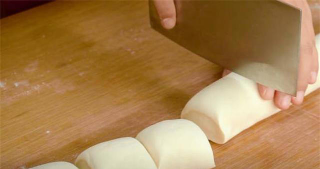 2勺面粉1勺糖，教你烙饼新做法，香甜蓬松，好吃到流口水