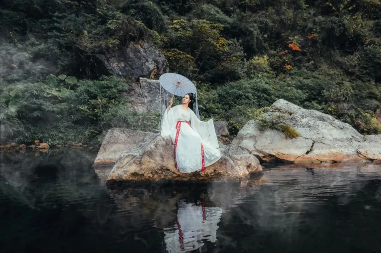 多少喜欢，都是以开玩笑的口吻来试探你？ 多少在乎，都是装着不在乎却默默关心你？ 在这个纷繁复杂的世界里，人们总是习惯用各种方式来表达自己的情感。 有些人，虽然没有直接说出“我喜欢你”这四个字，但他们的言行举止中却充满了对你的特别在意。 尤其