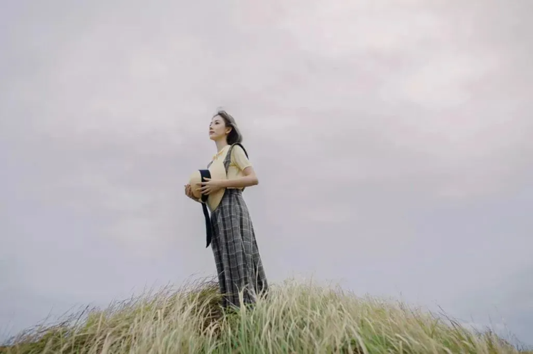 婚姻，作为爱情最终归宿的象征，是许多人心中那份纯真爱情的圆满体现。 对于许多人而言，结婚成家是他们简单而真挚的愿望，也是他们追求幸福生活的起点。 然而，我们也必须承认，婚姻并非人生的唯一选择，但它无疑是许多人心之所向的归宿。 在当今社会，随