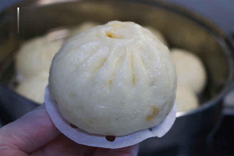 不用擀皮！软面包子做法超简单，这馅鲜香多汁巨好吃 