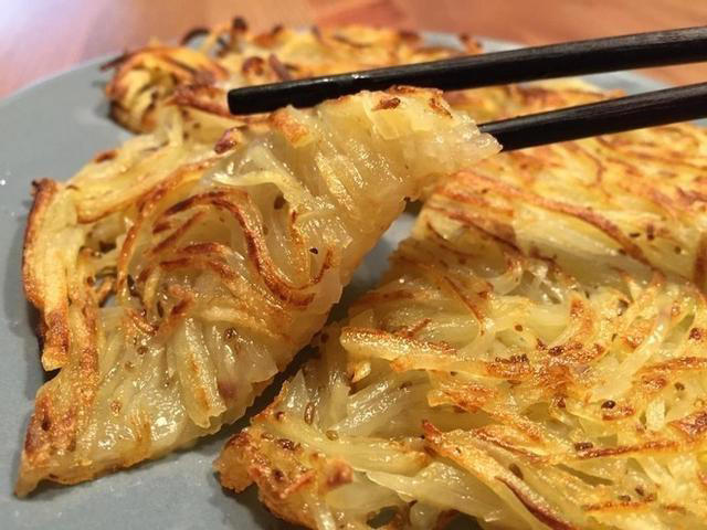 别再炒土豆丝了，试试这吃法，外焦里嫩10分钟搞定全家早餐