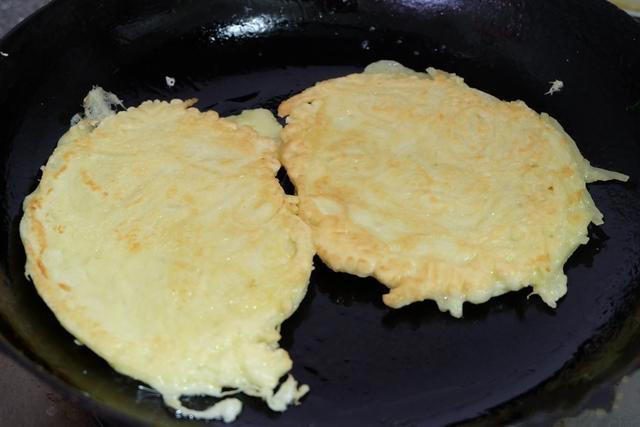 别再炒土豆丝了，试试这吃法，外焦里嫩10分钟搞定全家早餐