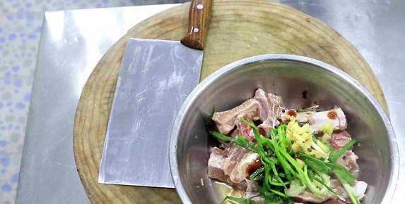 家常粉蒸排骨，40分钟软烂入味，学会这招秒杀饭店味道