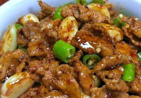 家常辣椒炒肉有绝招，十分钟上桌，三碗饭都不够
