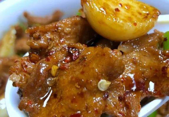 家常辣椒炒肉有绝招，十分钟上桌，三碗饭都不够