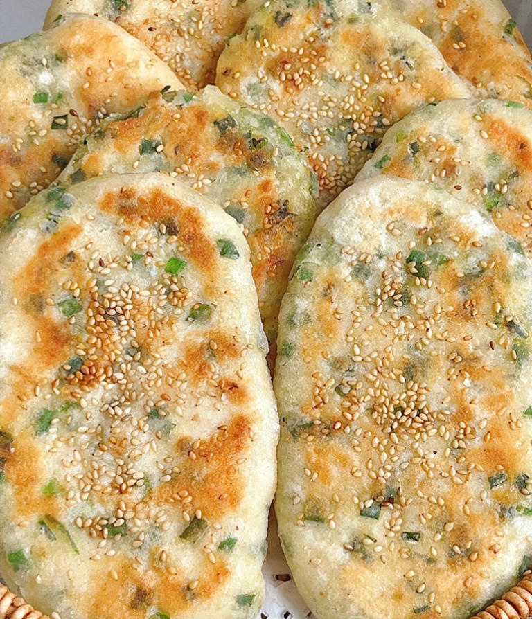 做葱油饼别直接上锅煎，学会这招又香又酥不油腻