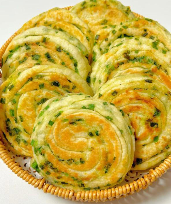 做葱油饼别直接上锅煎，学会这招又香又酥不油腻