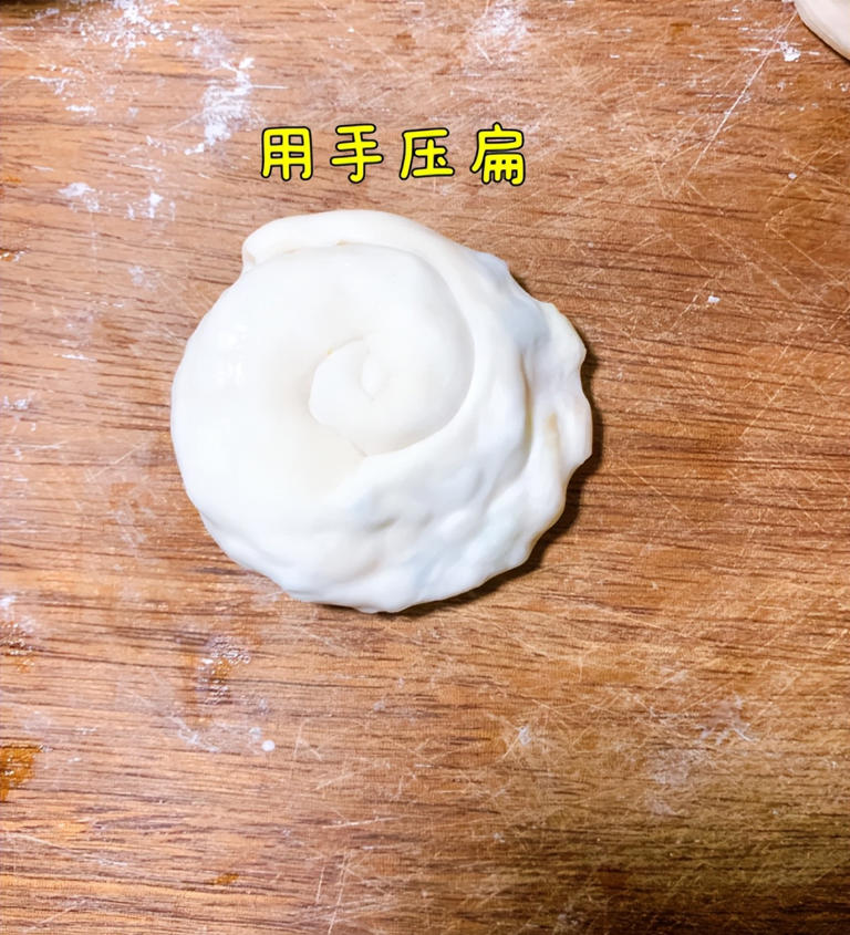 做葱油饼别直接上锅煎，学会这招又香又酥不油腻