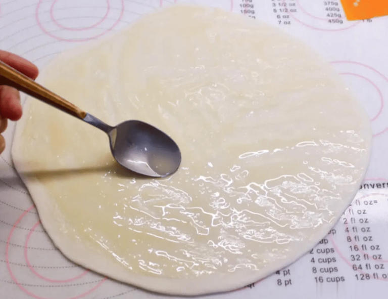 怎么烙饼不硬？多加1料，油饼软嫩多层好吃不发硬