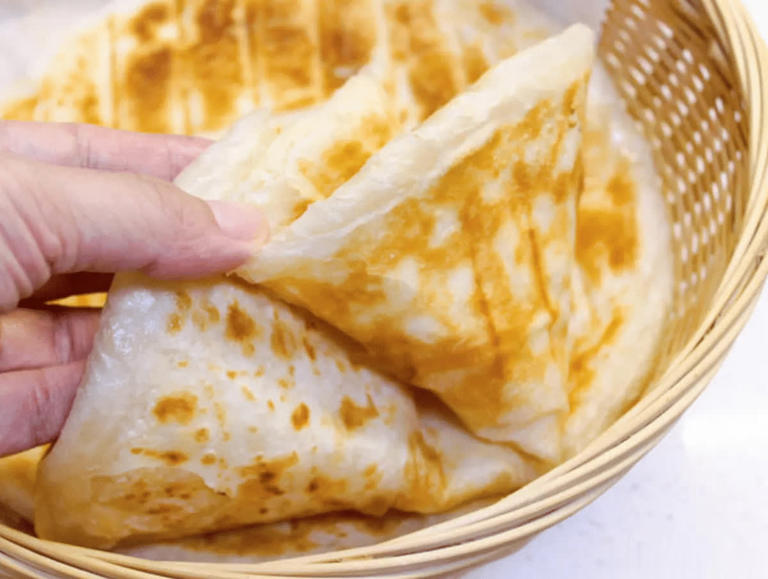 怎么烙饼不硬？多加1料，油饼软嫩多层好吃不发硬