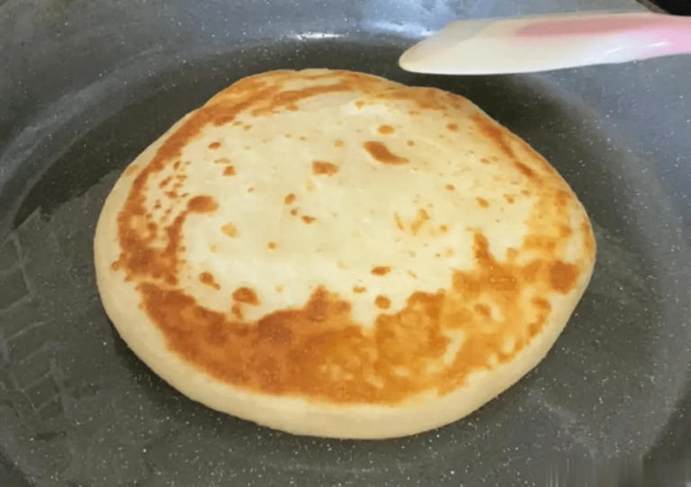 怎么烙饼不硬？多加1料，油饼软嫩多层好吃不发硬
