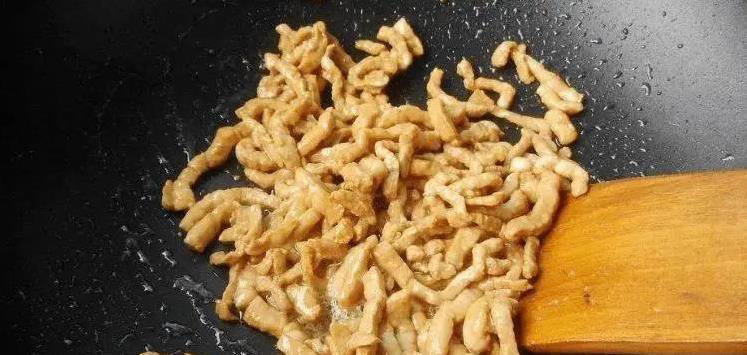 炒肉丝别直接下锅，加这一步，肉嫩滑不粘锅