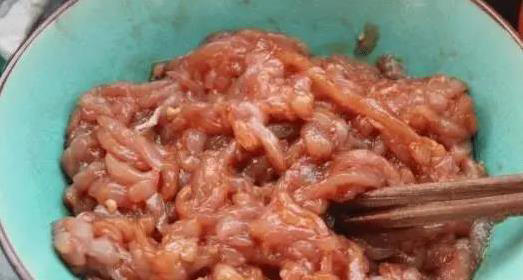 炒肉丝别直接下锅，加这一步，肉嫩滑不粘锅