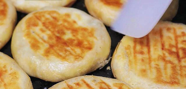 天天吃馅饼，还是这个做法香，不用做油酥，外酥里软，比吃肉还香