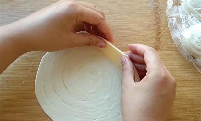 家常小油饼，只需掌握2个秘诀，保证做出的饼柔软筋道，一次成功
