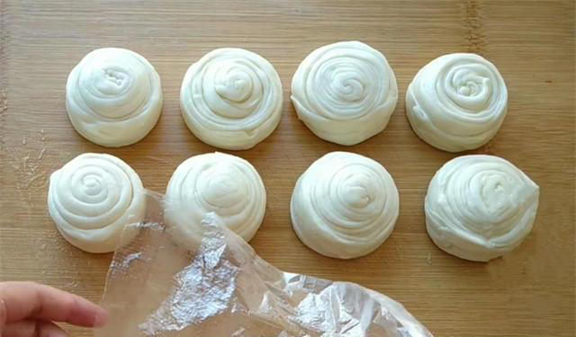家常小油饼，只需掌握2个秘诀，保证做出的饼柔软筋道，一次成功