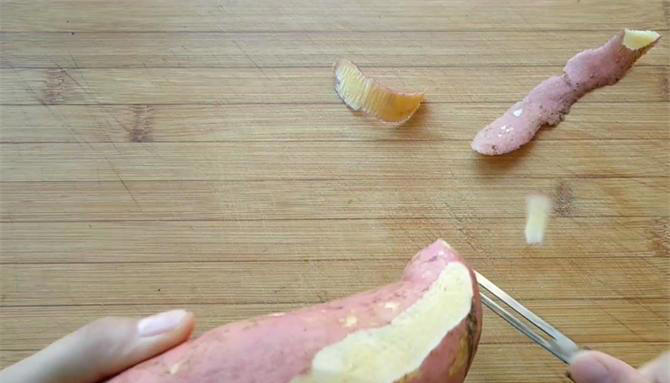 一根红薯，加点淀粉，不蒸不煮，筷子一搅，10分钟做出香甜小零食